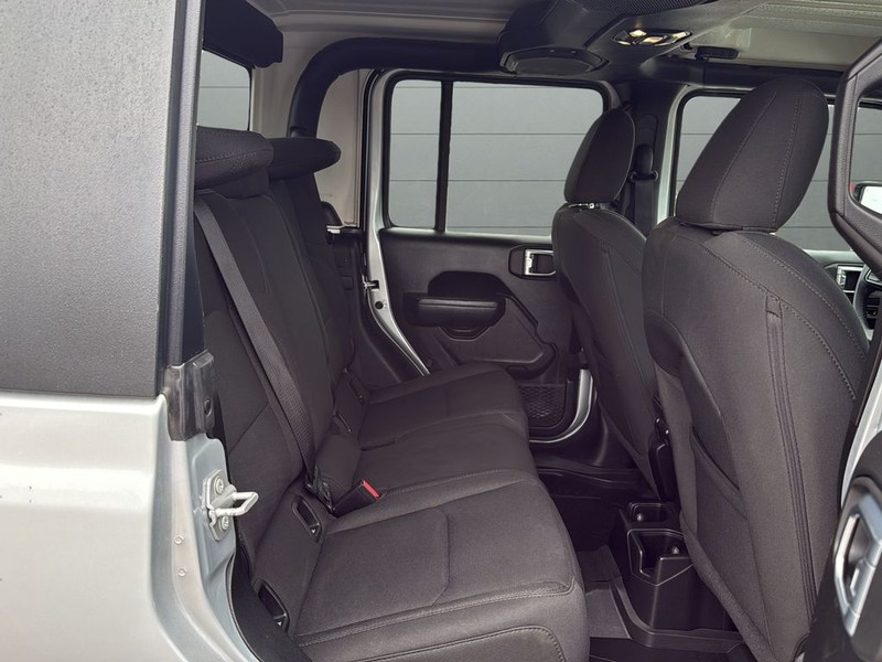 Jeep Gladiator Vehicle Full-screen Gallery Image 14