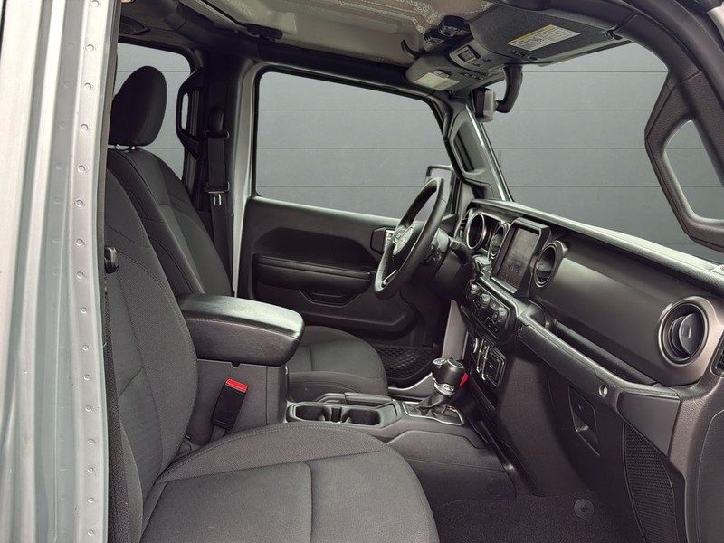 Jeep Gladiator Vehicle Full-screen Gallery Image 15