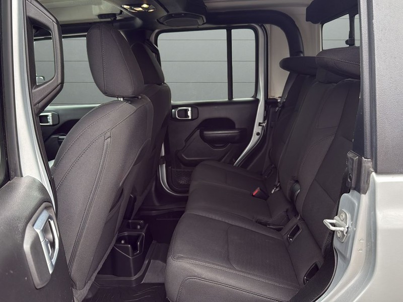 Jeep Gladiator Vehicle Full-screen Gallery Image 16