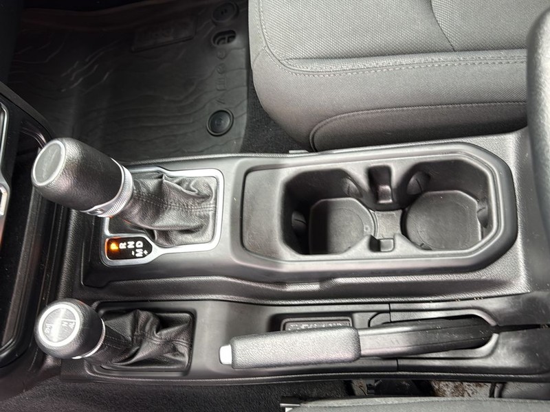 Jeep Gladiator Vehicle Full-screen Gallery Image 21