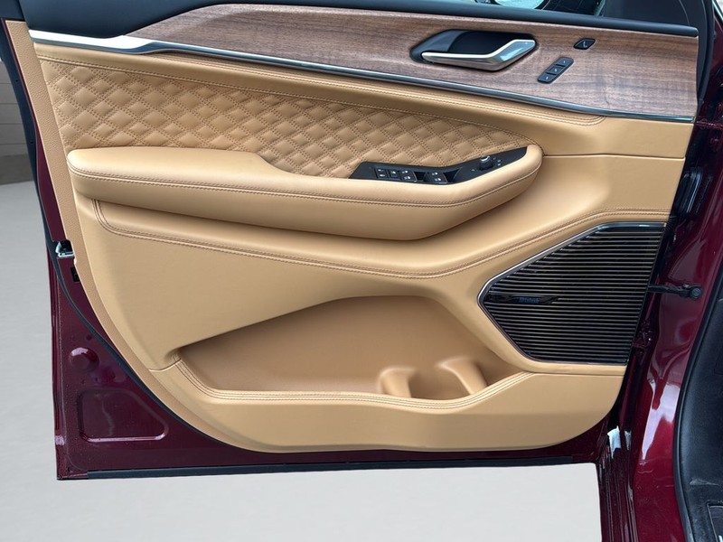 Jeep Grand Cherokee Vehicle Full-screen Gallery Image 11