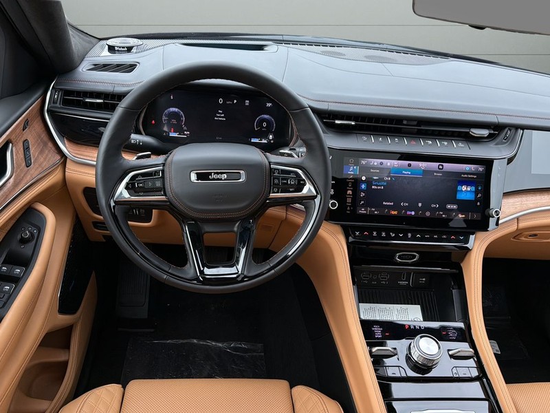 Jeep Grand Cherokee Vehicle Full-screen Gallery Image 12