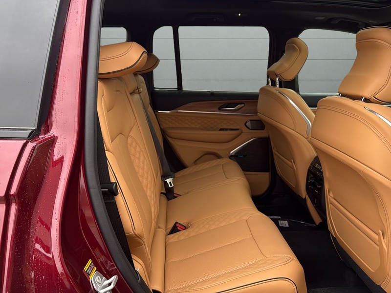 Jeep Grand Cherokee Vehicle Full-screen Gallery Image 14