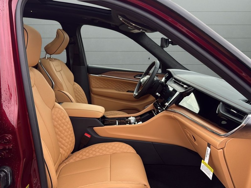 Jeep Grand Cherokee Vehicle Full-screen Gallery Image 15