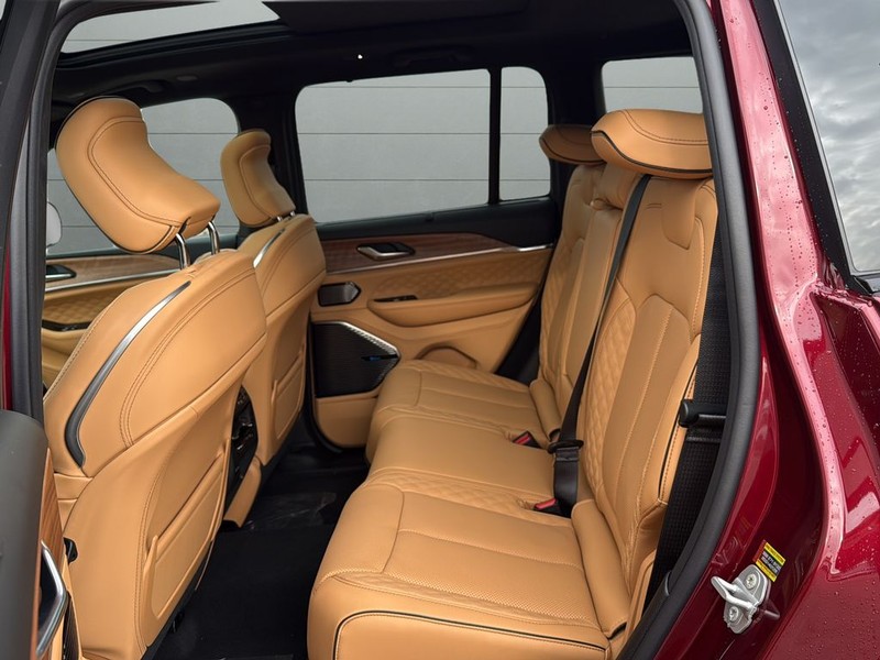 Jeep Grand Cherokee Vehicle Full-screen Gallery Image 17