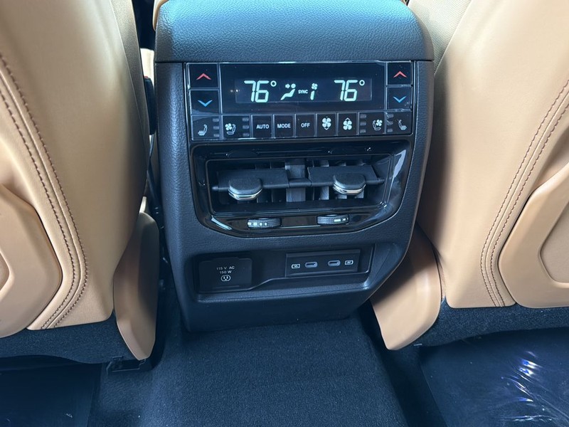 Jeep Grand Cherokee Vehicle Full-screen Gallery Image 18