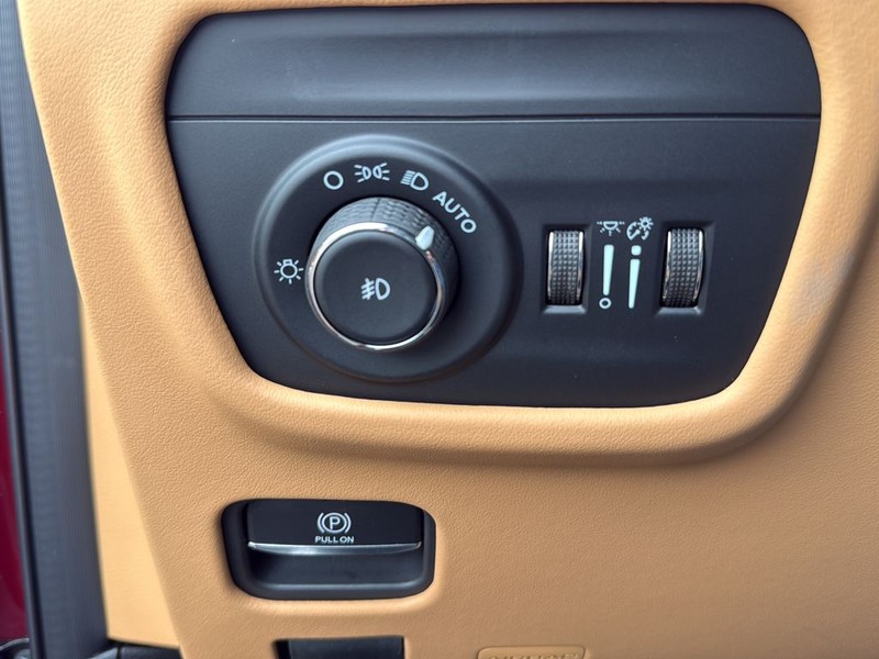 Jeep Grand Cherokee Vehicle Full-screen Gallery Image 19