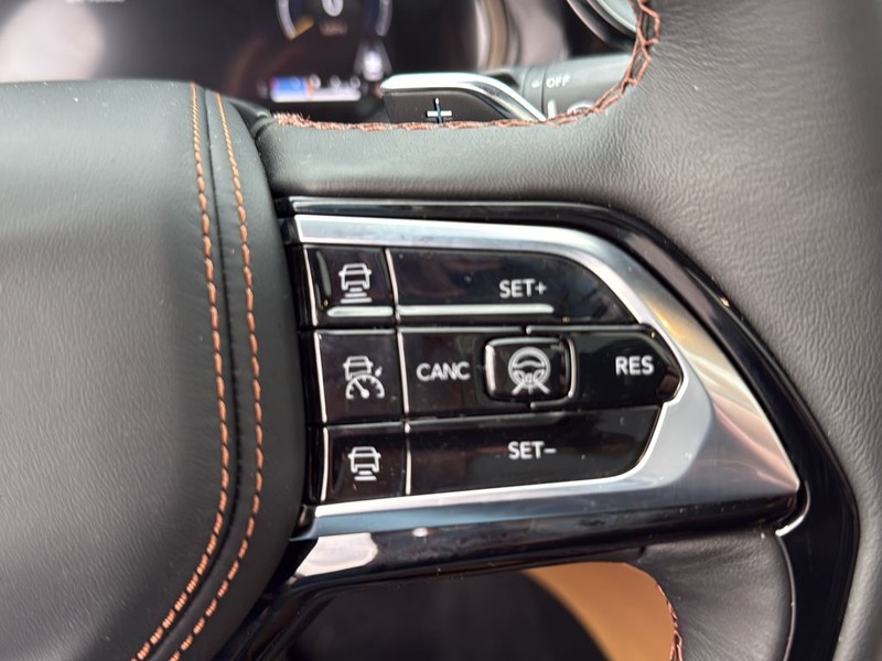 Jeep Grand Cherokee Vehicle Full-screen Gallery Image 20