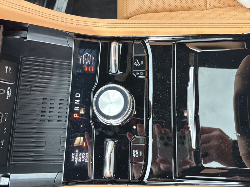 Jeep Grand Cherokee Vehicle Full-screen Gallery Image 22