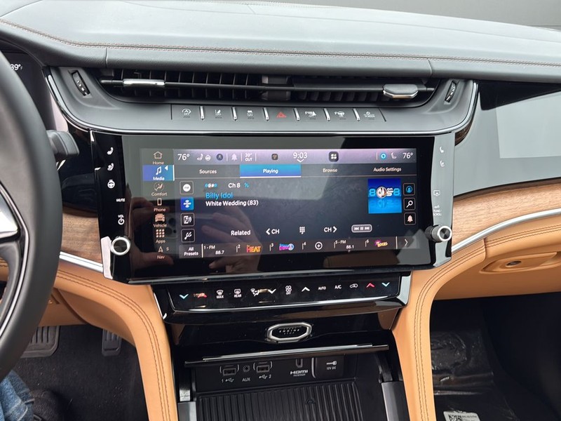 Jeep Grand Cherokee Vehicle Full-screen Gallery Image 23