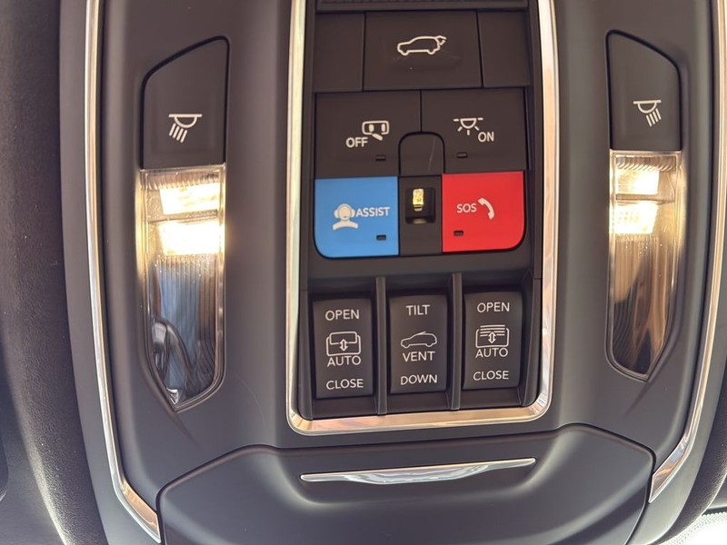 Jeep Grand Cherokee Vehicle Full-screen Gallery Image 25
