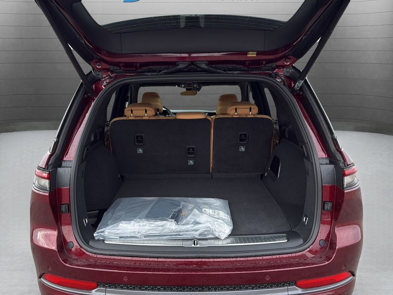 Jeep Grand Cherokee Vehicle Full-screen Gallery Image 26