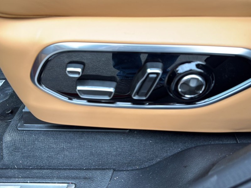 Jeep Grand Cherokee Vehicle Full-screen Gallery Image 28