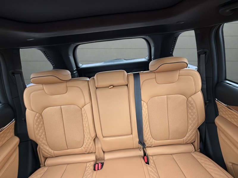 Jeep Grand Cherokee Vehicle Full-screen Gallery Image 30