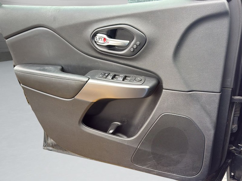 Jeep Cherokee Vehicle Full-screen Gallery Image 10