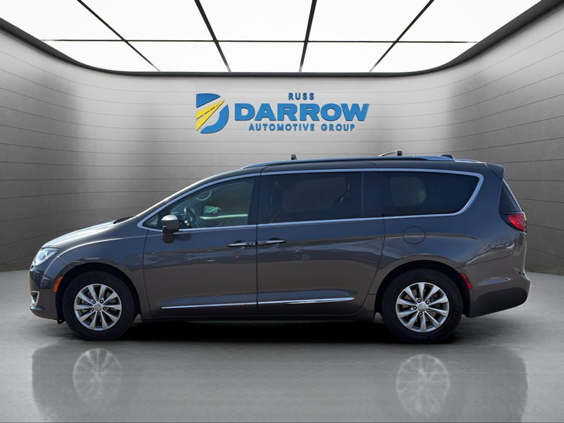 Chrysler Pacifica Vehicle Full-screen Gallery Image 2