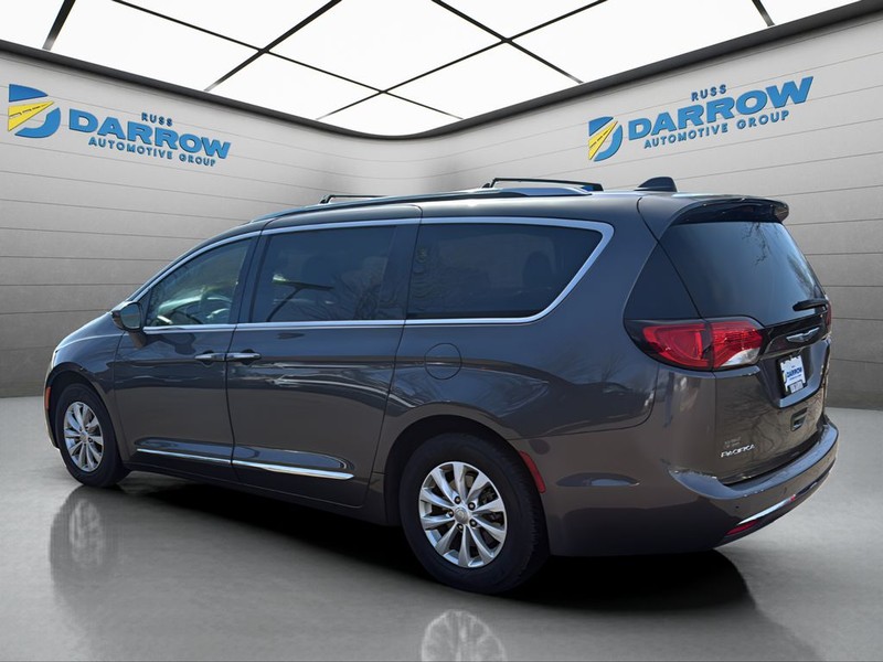 Chrysler Pacifica Vehicle Full-screen Gallery Image 3