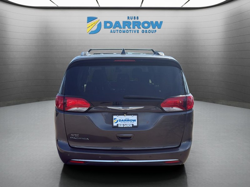 Chrysler Pacifica Vehicle Full-screen Gallery Image 4