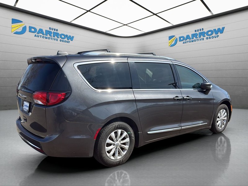 Chrysler Pacifica Vehicle Full-screen Gallery Image 5