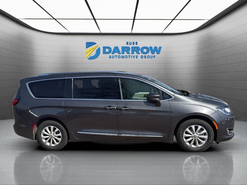 Chrysler Pacifica Vehicle Full-screen Gallery Image 6