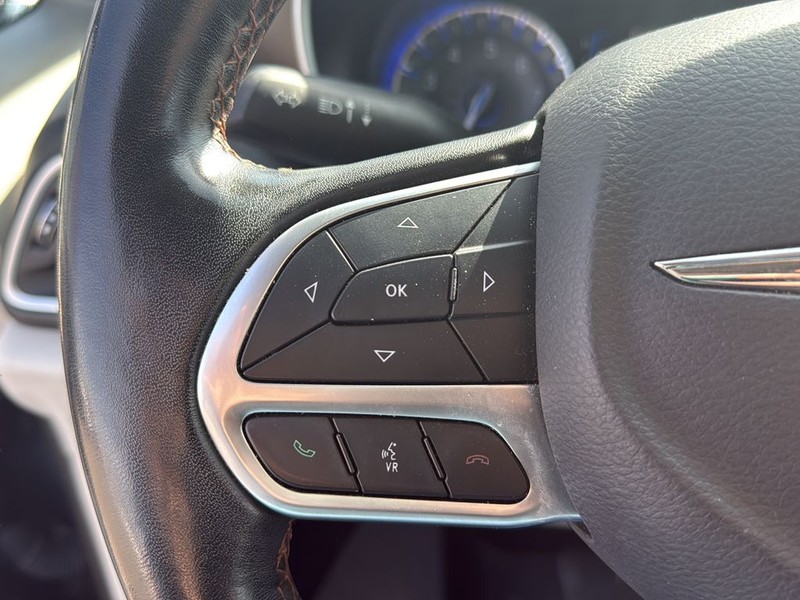 Chrysler Pacifica Vehicle Full-screen Gallery Image 9