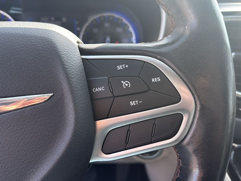 Chrysler Pacifica Vehicle Full-screen Gallery Image 10