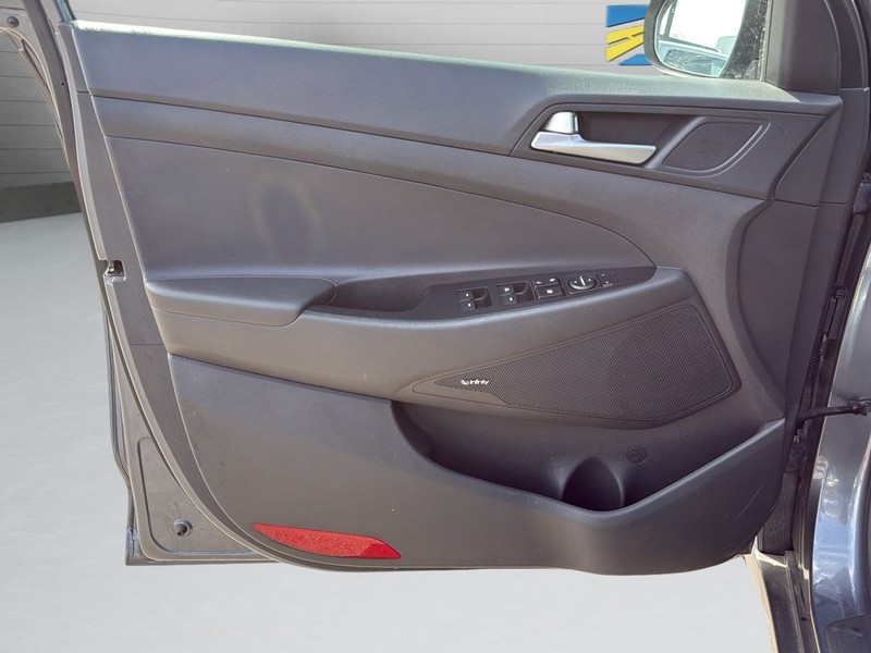 Hyundai Tucson Vehicle Full-screen Gallery Image 11