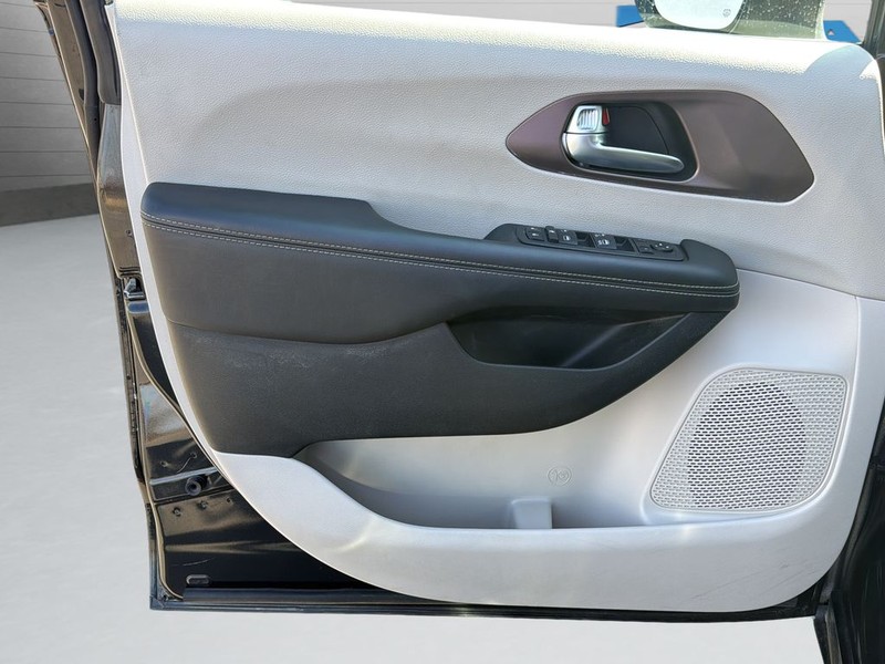 Chrysler Voyager Vehicle Full-screen Gallery Image 11