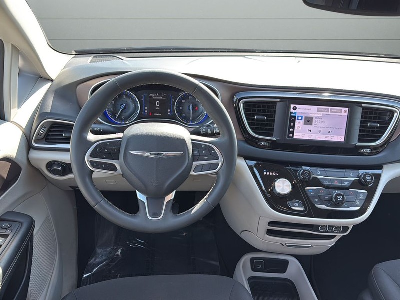 Chrysler Voyager Vehicle Full-screen Gallery Image 12