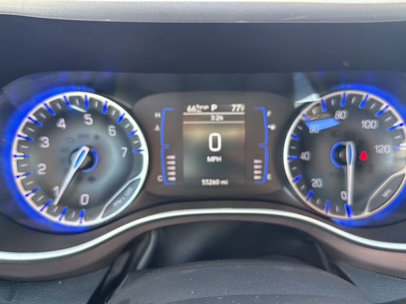 Chrysler Voyager Vehicle Full-screen Gallery Image 13