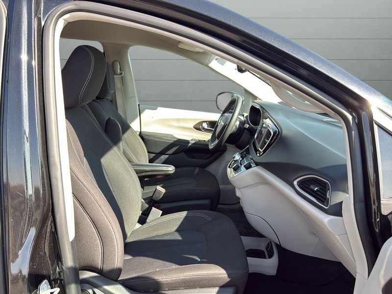 Chrysler Voyager Vehicle Full-screen Gallery Image 15
