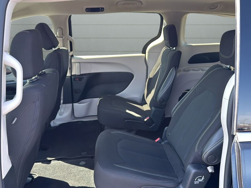 Chrysler Voyager Vehicle Full-screen Gallery Image 16
