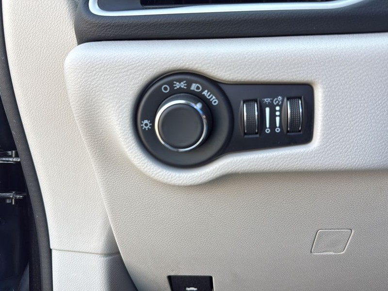 Chrysler Voyager Vehicle Full-screen Gallery Image 17