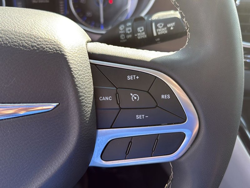 Chrysler Voyager Vehicle Full-screen Gallery Image 18