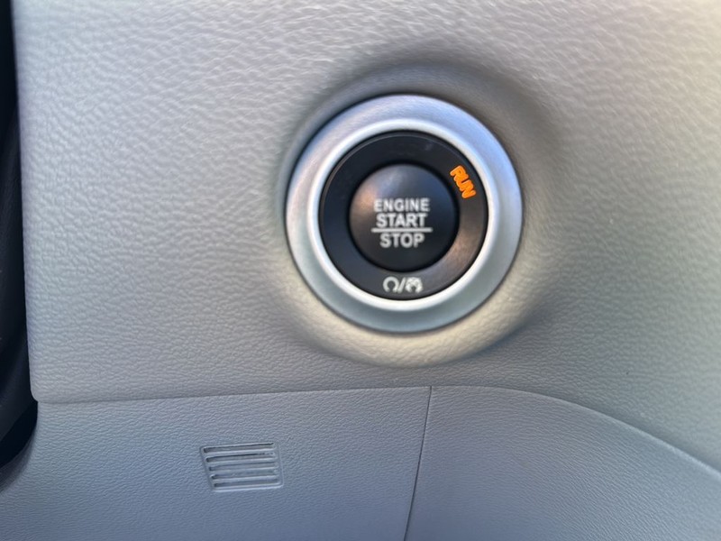 Chrysler Voyager Vehicle Full-screen Gallery Image 19