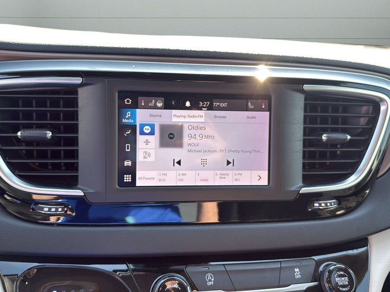 Chrysler Voyager Vehicle Full-screen Gallery Image 20