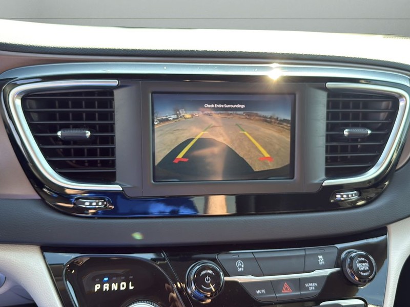 Chrysler Voyager Vehicle Full-screen Gallery Image 21