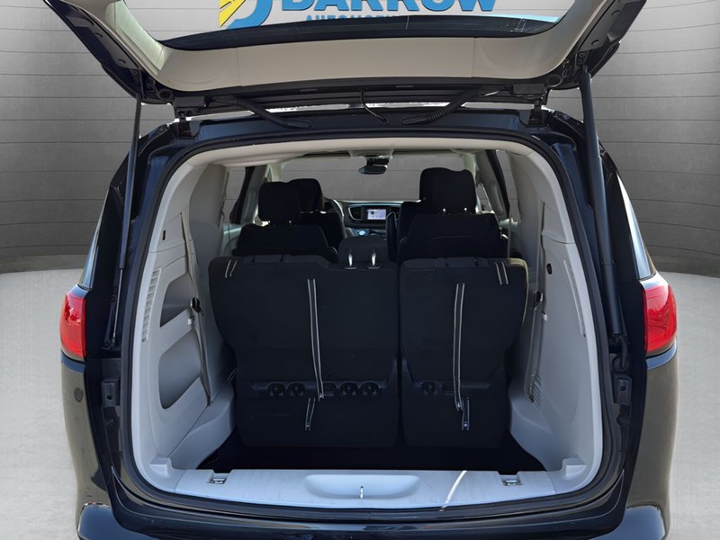 Chrysler Voyager Vehicle Full-screen Gallery Image 22