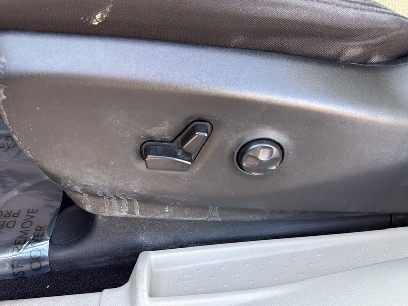 Chrysler Voyager Vehicle Full-screen Gallery Image 23