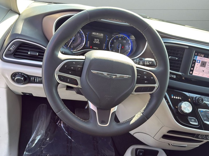 Chrysler Voyager Vehicle Full-screen Gallery Image 24