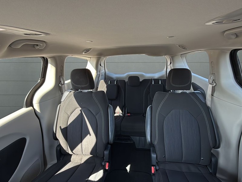 Chrysler Voyager Vehicle Full-screen Gallery Image 25