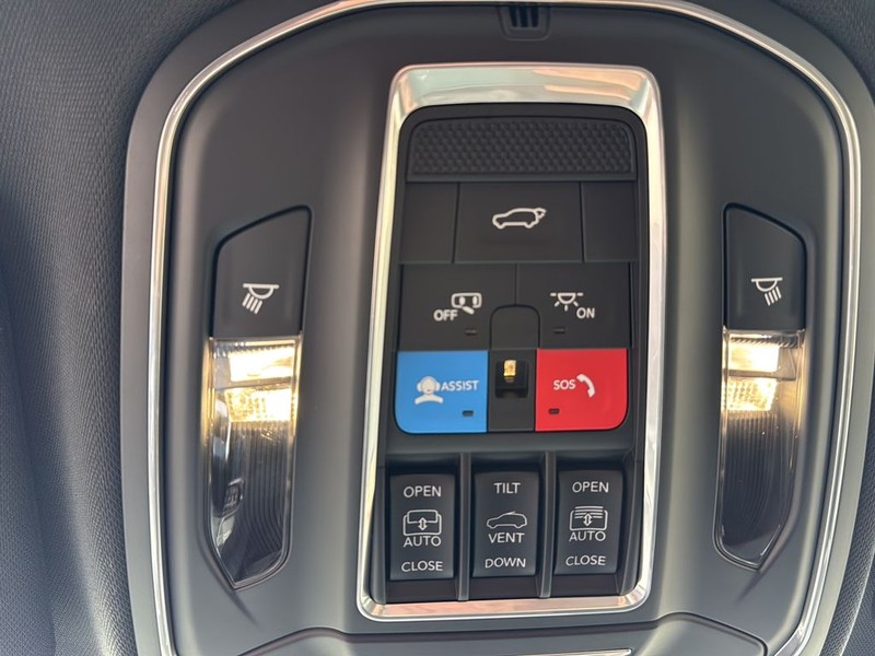 Jeep Cherokee Vehicle Full-screen Gallery Image 25