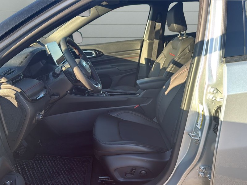 Jeep Compass Vehicle Full-screen Gallery Image 10