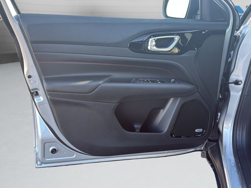 Jeep Compass Vehicle Full-screen Gallery Image 11