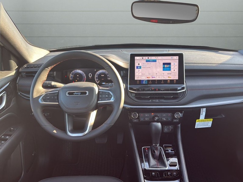 Jeep Compass Vehicle Full-screen Gallery Image 12