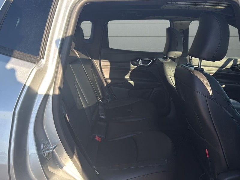 Jeep Compass Vehicle Full-screen Gallery Image 14