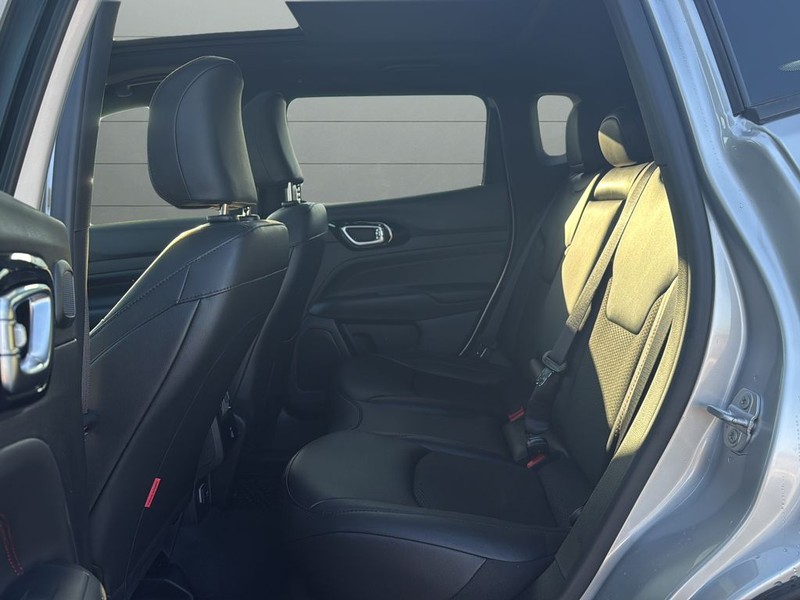 Jeep Compass Vehicle Full-screen Gallery Image 17