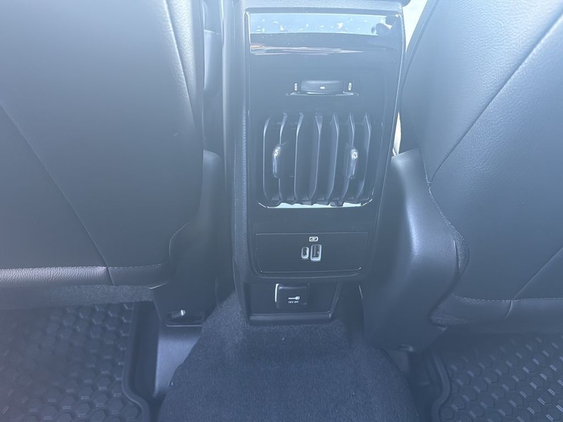 Jeep Compass Vehicle Full-screen Gallery Image 18