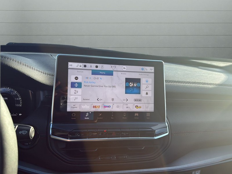 Jeep Compass Vehicle Full-screen Gallery Image 23