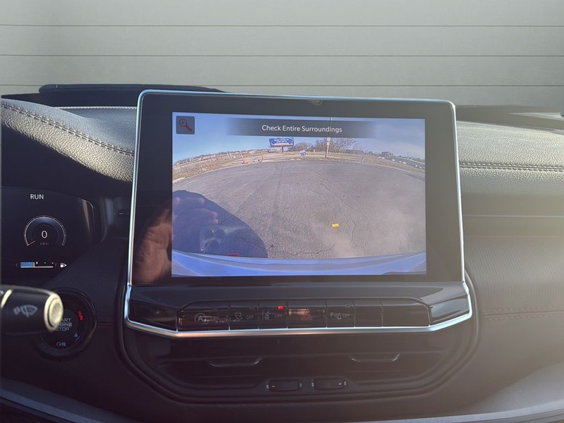 Jeep Compass Vehicle Full-screen Gallery Image 24